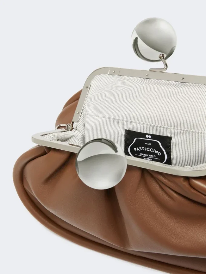 Bolso Pasticcino mediano en piel napa brillante, color tabaco