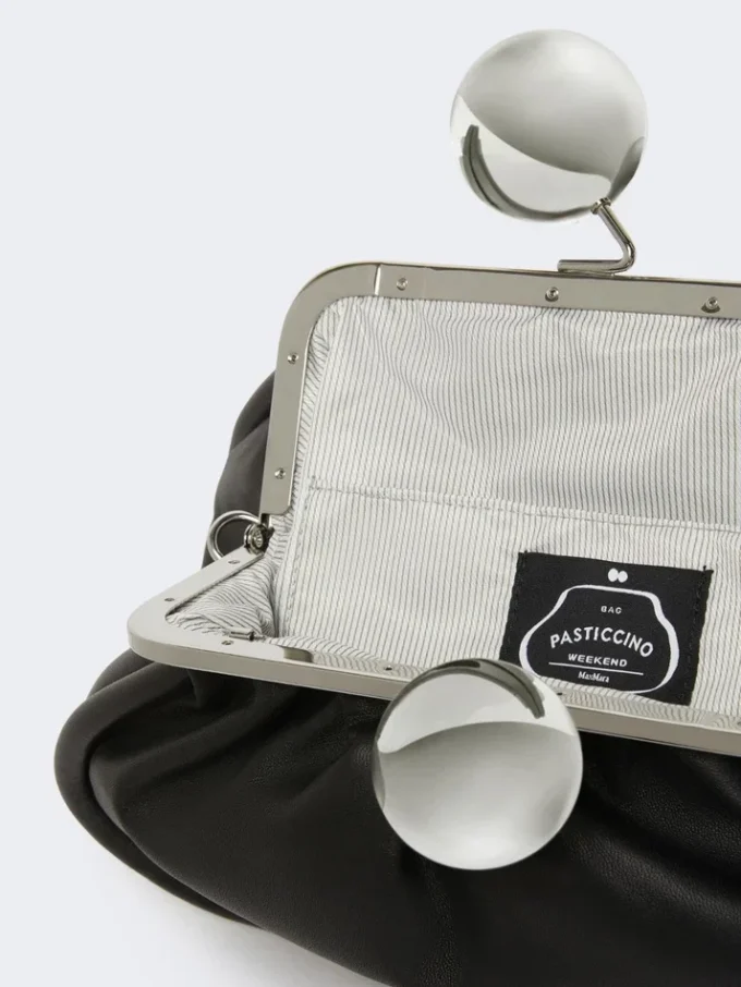 Bolso Pasticcino mediano en piel napa brillante, negro