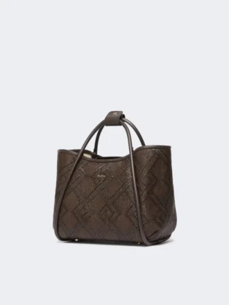 Bolso pequeño de estilo marino con tejido trenzado en forma de rombos, marrón oscuro