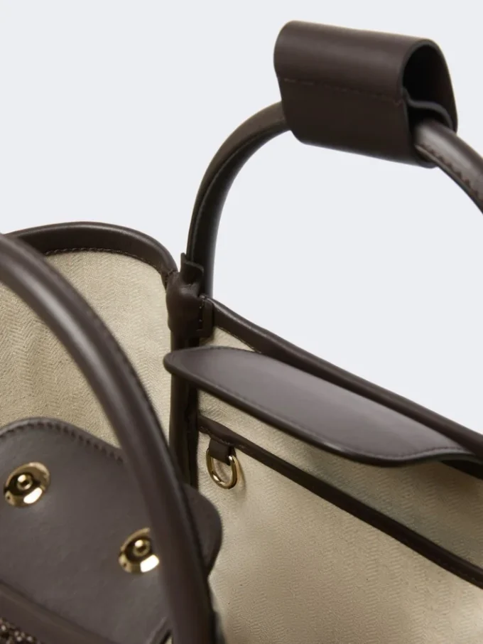 Bolso pequeño de estilo marino con tejido trenzado en forma de rombos, marrón oscuro