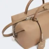 Bolso tipo bombín mediano de piel natural, color barro