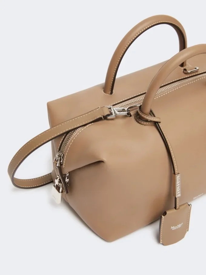 Bolso tipo bombín mediano de piel natural, color barro