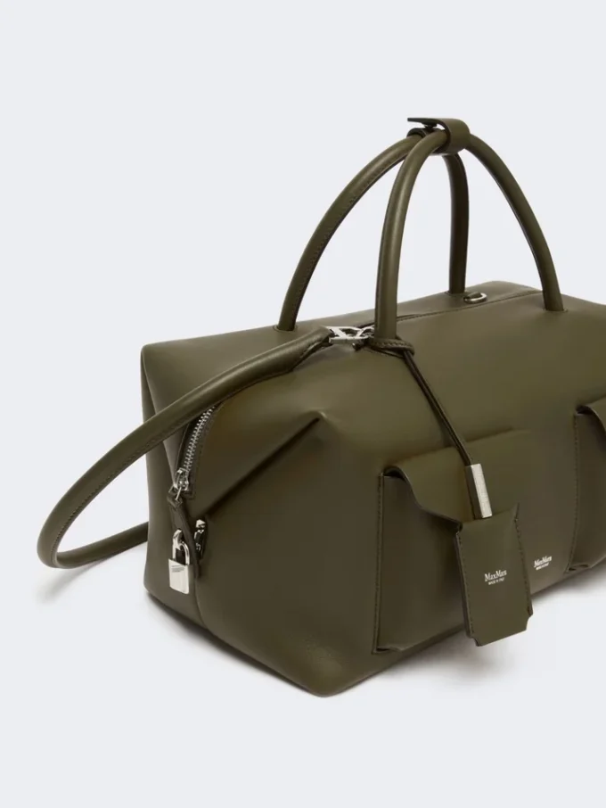 Bolso tipo boston grande de piel con bolsillos, marrón oscuro