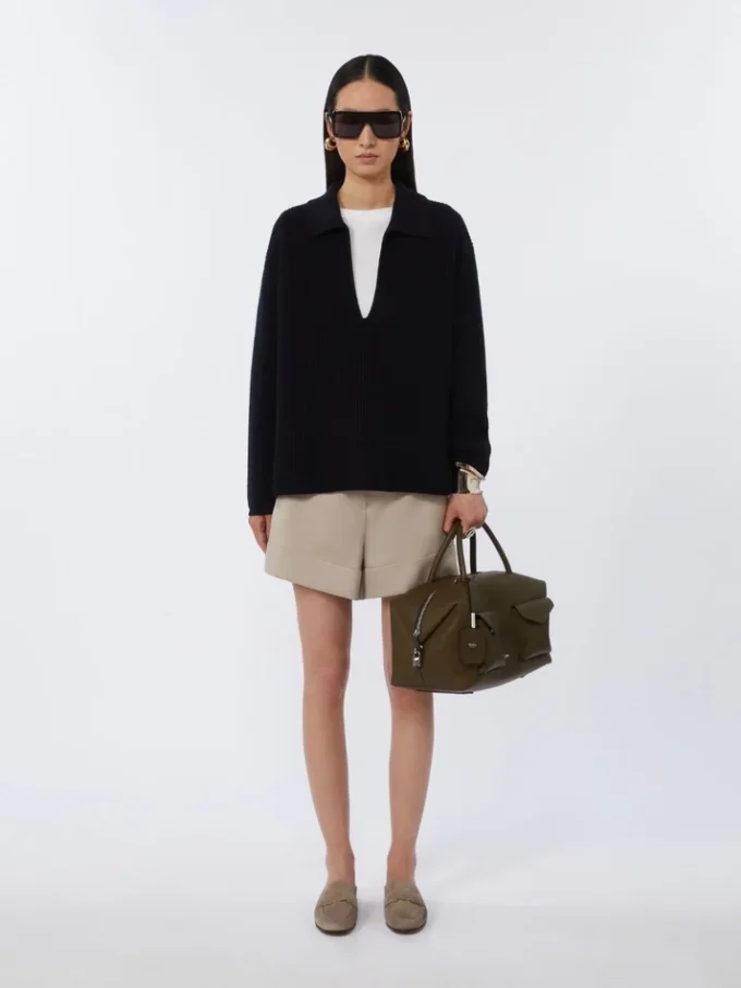 Bolso tipo boston grande de piel con bolsillos, marrón oscuro
