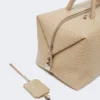 Bolso tipo boston grande de piel con estampado de cocodrilo, color hielo