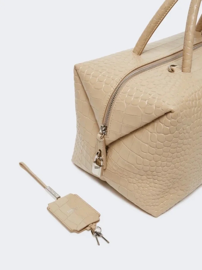 Bolso tipo boston grande de piel con estampado de cocodrilo, color hielo