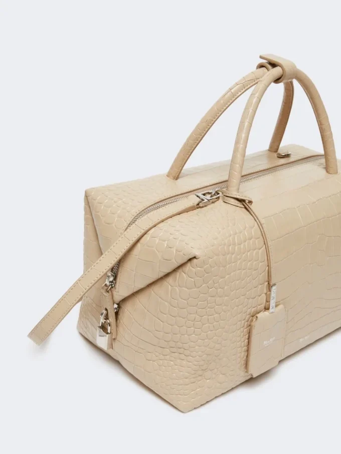 Bolso tipo boston grande de piel con estampado de cocodrilo, color hielo