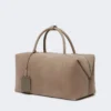 Bolso tipo boston grande de piel de nubuck, color paloma