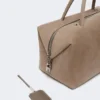 Bolso tipo boston grande de piel de nubuck, color paloma