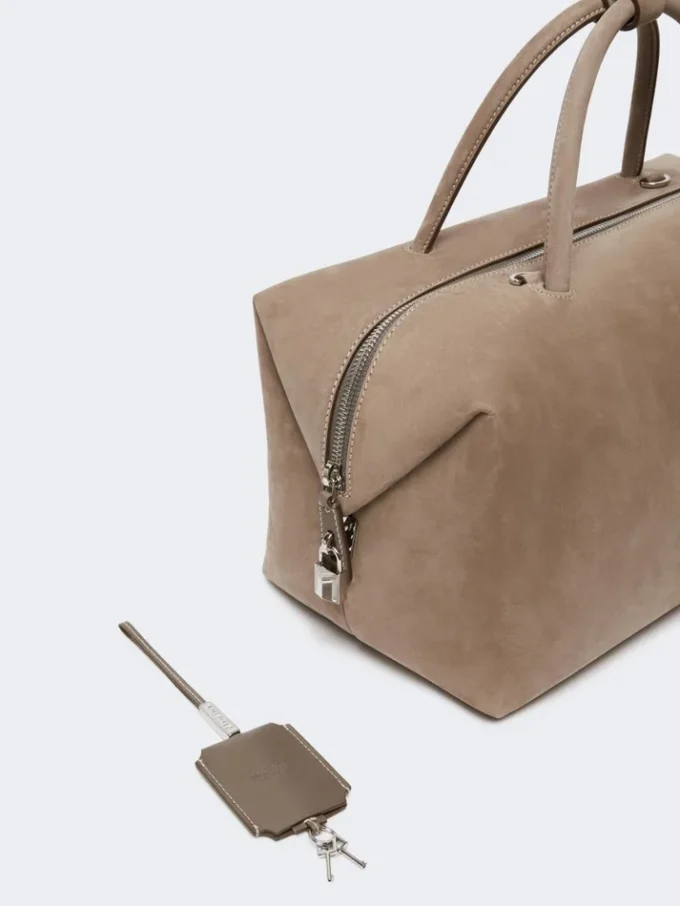 Bolso tipo boston grande de piel de nubuck, color paloma
