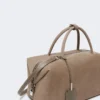 Bolso tipo boston grande de piel de nubuck, color paloma