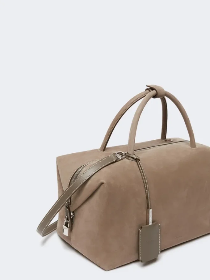 Bolso tipo boston grande de piel de nubuck, color paloma