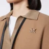 Broche con monograma adornado con cristales, blanco óptico Broche con monograma adornado con cristales, blanco óptico
