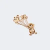 Broche de metal con pedrería,