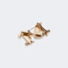 Broche metálico con monograma, dorado Broche metálico con monograma, dorado