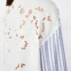 Camisa de algodón a rayas con encaje de ojales, azul marino