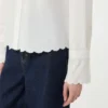 Camisa de algodón con bolsillo en el pecho, color marfil