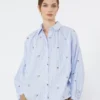Camisa de popelín con bordados, azul claro Camisa de popelín con bordados, azul claro