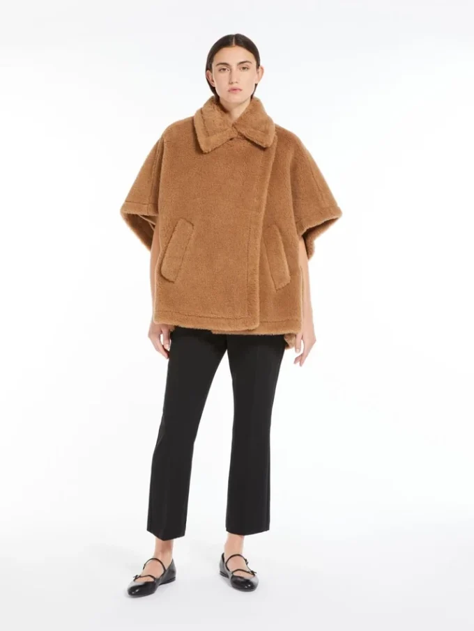 Capa de tejido teddy, color camel Capa de tejido teddy, color camel