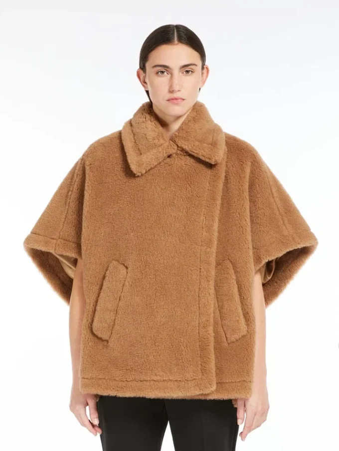 Capa de tejido teddy, color camel Capa de tejido teddy, color camel