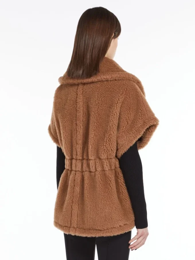 Capa de tejido teddy, color camel Capa de tejido teddy, color camel