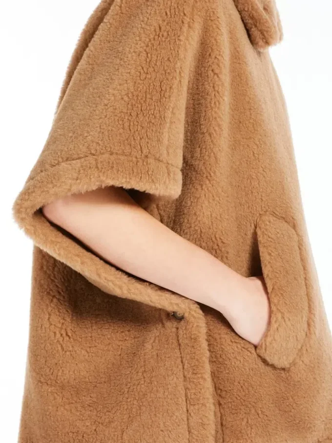 Capa de tejido teddy, color camel Capa de tejido teddy, color camel