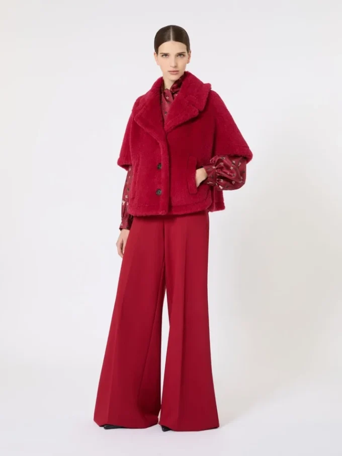 Capa de tejido teddy de alpaca y lana, color rojo Capa de tejido teddy de alpaca y lana, color rojo