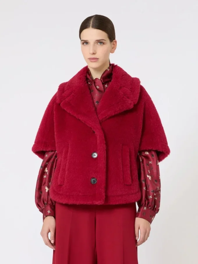 Capa de tejido teddy de alpaca y lana, color rojo Capa de tejido teddy de alpaca y lana, color rojo