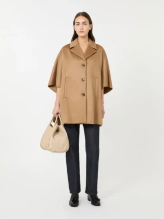Capa oversize de paño de cachemira, color camel Capa oversize de paño de cachemira, color camel