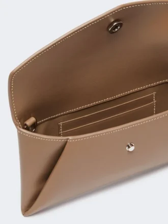 Cartera tipo sobre de piel, color barro