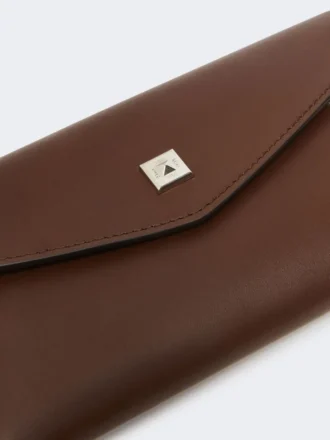 Cartera tipo sobre de piel, color cacao