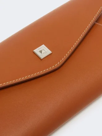 Cartera tipo sobre de piel, color óxido