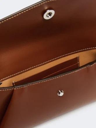 Cartera tipo sobre de piel, marrón ámbar