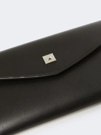 Cartera tipo sobre de piel, negra