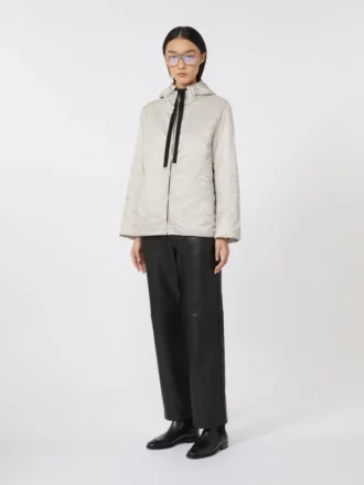 Chaqueta acolchada con capucha de lona repelente al agua, color beige