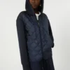 Chaqueta acolchada con capucha de lona repelente al agua y jersey, azul marino