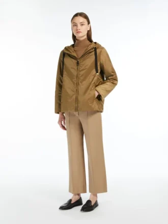 Chaqueta acolchada con capucha y tratamiento repelente al agua, color caramelo