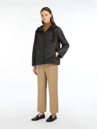 Chaqueta acolchada con capucha y tratamiento repelente al agua, negra