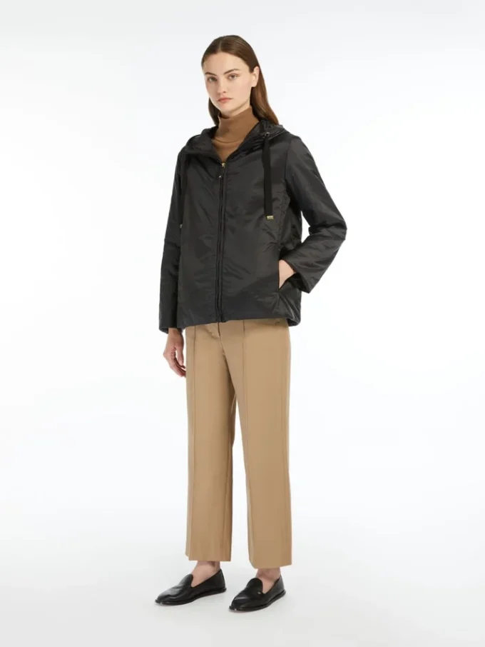 Chaqueta acolchada con capucha y tratamiento repelente al agua, negra Chaqueta acolchada con capucha y tratamiento repelente al agua, negra