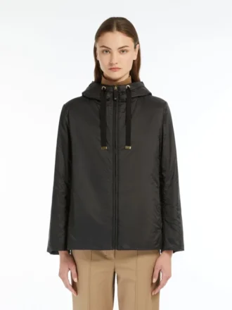 Chaqueta acolchada con capucha y tratamiento repelente al agua, negra