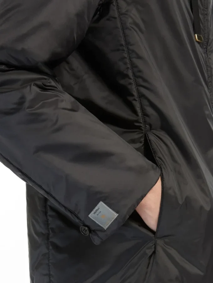 Chaqueta acolchada con capucha y tratamiento repelente al agua, negra Chaqueta acolchada con capucha y tratamiento repelente al agua, negra