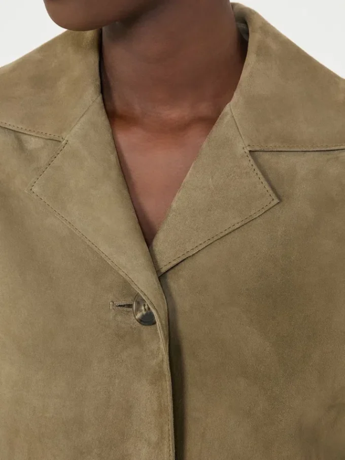 Chaqueta corta de ante, color barro Chaqueta corta de ante, color barro
