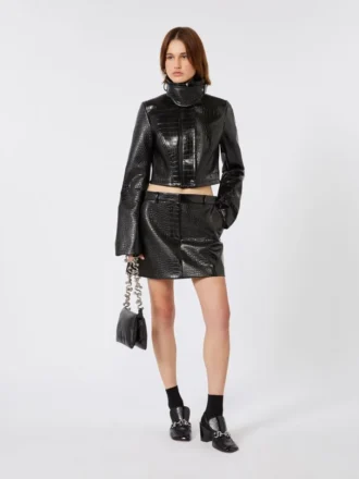 Chaqueta corta de charol con estampado de cocodrilo, negra