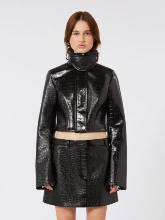 Chaqueta corta de charol con estampado de cocodrilo, negra