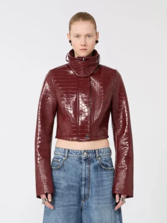 Chaqueta corta de charol con estampado de cocodrilo, rojo oscuro