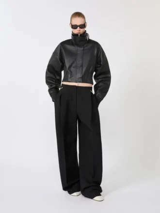Chaqueta corta de cuero, negra