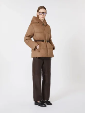 Chaqueta corta de lona repelente al agua y plumón color camel, color camel