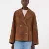 Chaqueta de ante de doble botonadura, color tabaco Chaqueta de ante de doble botonadura, color tabaco