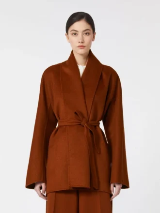 Chaqueta estilo bata en color camel, terracota