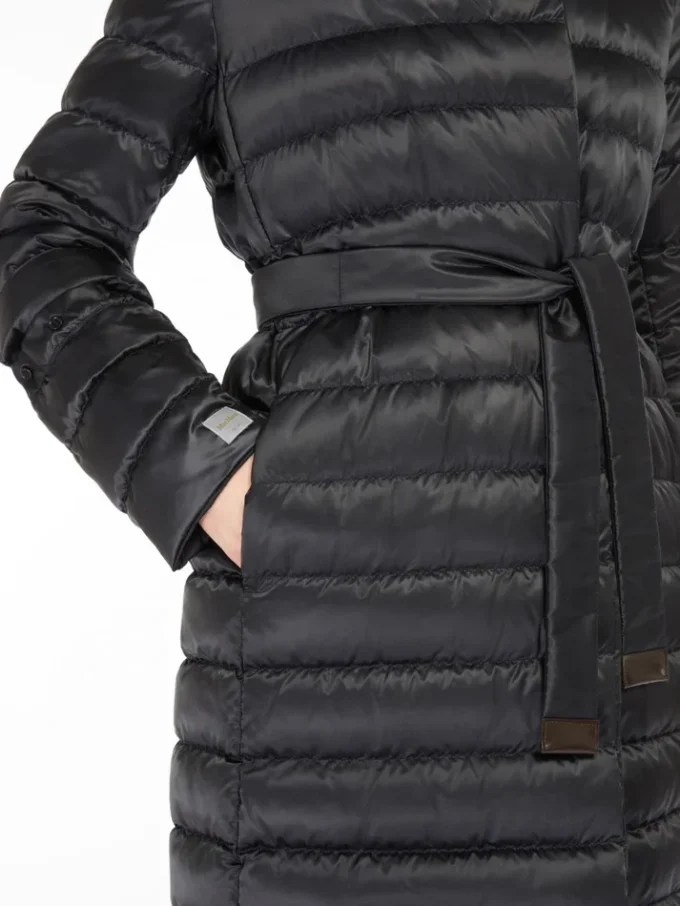Chaqueta reversible de plumón en satén repelente al agua, negra Chaqueta reversible de plumón en satén repelente al agua, negra